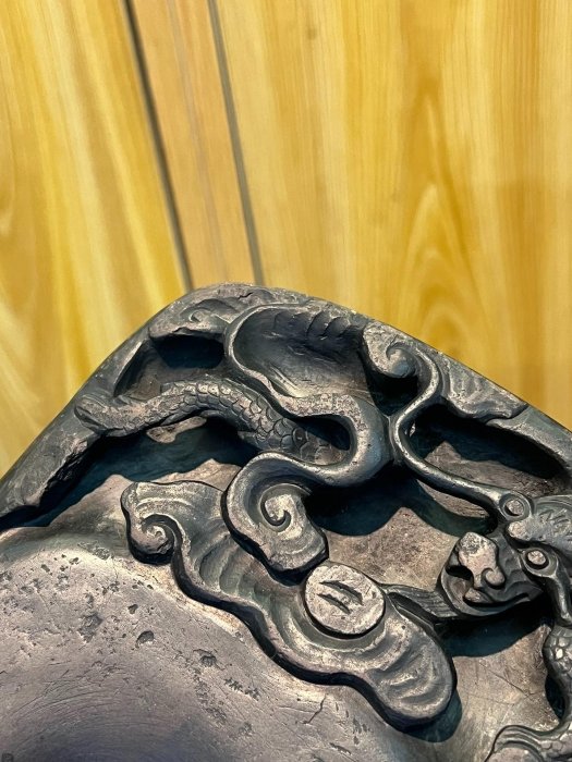 明代隨型子石蒼龍橫沼端硯，石出端溪，可見火捺