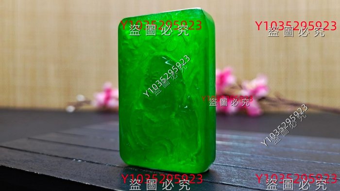 龍石種帝王綠翡翠掛件，整料雕刻，水頭超好，超級完美72.6克舊藏古玩