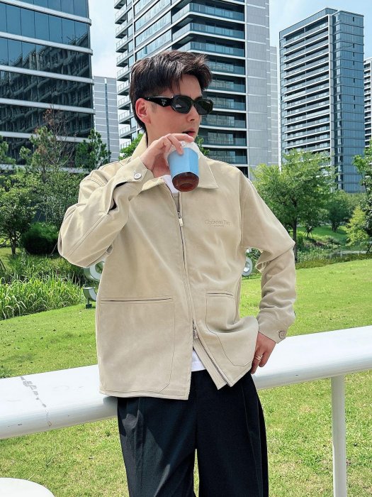Dior 環保麂皮絨翻領夾克，男士經典壓花標識時尚拉鏈夾克皮衣外套！