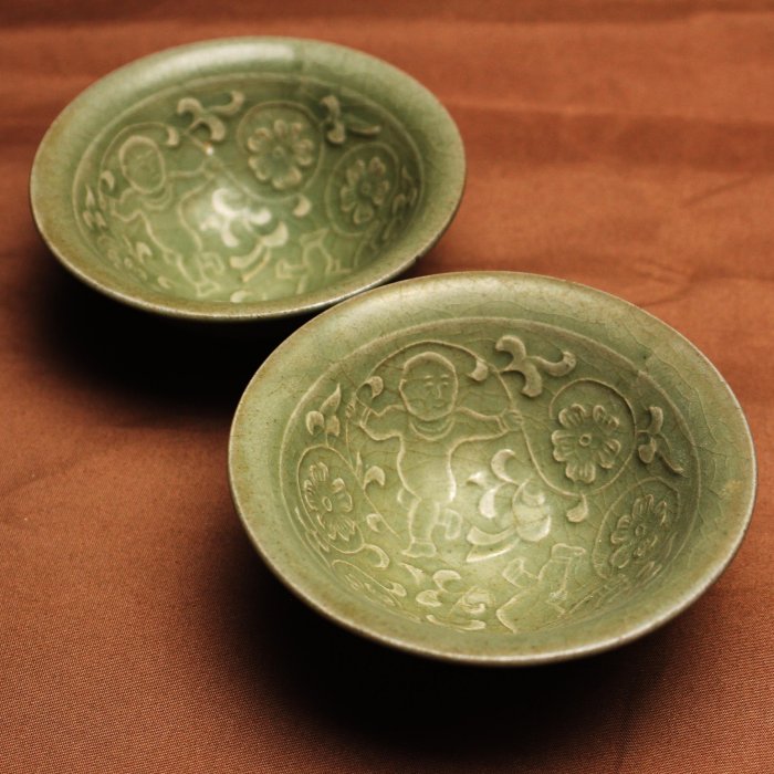 桑園の】北宋耀州窯青瓷開片嬰戲文茶碗老碗2只(委託品) Q 7039 A01