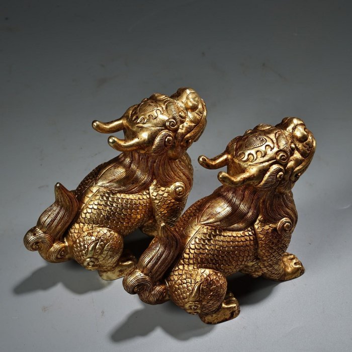 中国古美術・旧蔵鎏金鎏银の麒麟置物・瑞獣・純銅制・高浮彫・案頭・文房・禮品・風水 罕見土純銅高浮雕鏨刻鎏金麒麟一對工藝精湛器型精美001215158 【秦朝館