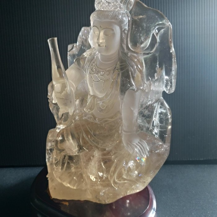 天然石　水晶　菩薩像 天然黃水晶觀自在菩薩水晶擺件~寶瓶觀音~七彩很多~法相莊嚴~雕工精細