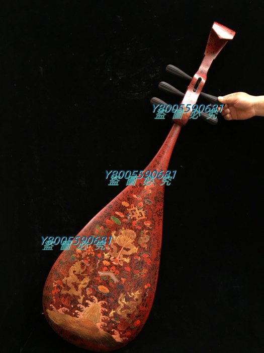 古代樂器老杉山八仙描金琵琶，長118厘米，寬38厘米，厚8厘米
