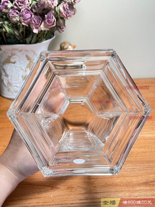德國產蒂芙尼Tiffany & Co. 六邊形羅馬柱水晶花瓶造型和巴卡拉哈庫類似