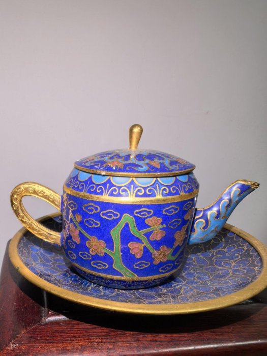 景泰藍銅胎掐絲壺，藍底金花手工精製，規整造型適合收藏與泡茶，附托盤