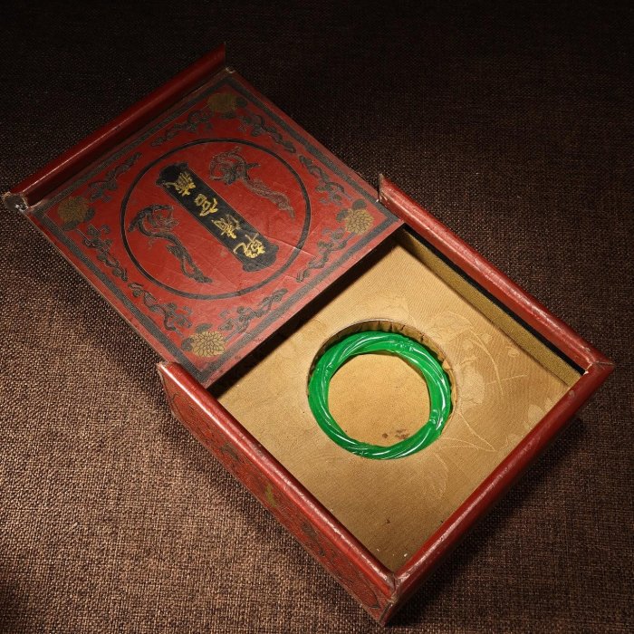 中国古美術 珍品旧蔵 清代宮廷御藏 罕見宝石麻花彫刻手鐲一対 硬度9級 漆器箱付 舊藏收清代宮廷御藏極品罕見超寬高冰種雕刻麻花翡翠手鐲配老漆器盒一個