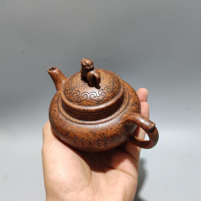 中国古美術・清水泥神猿献寿紫砂壺・底款：顧景舟、范曾・紫砂壺・急須・茶壺・茶道具 顾景舟紫砂壶价格_作品_简介_联系方式等