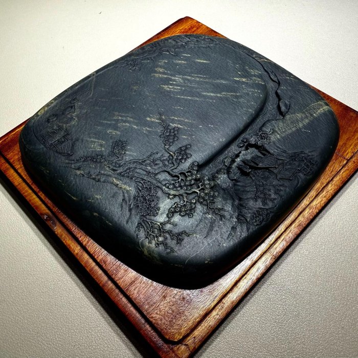 嚴選精品歙硯老坑水波紋雨金星金暈山水硯，純手工雕琢，線條柔美細膩