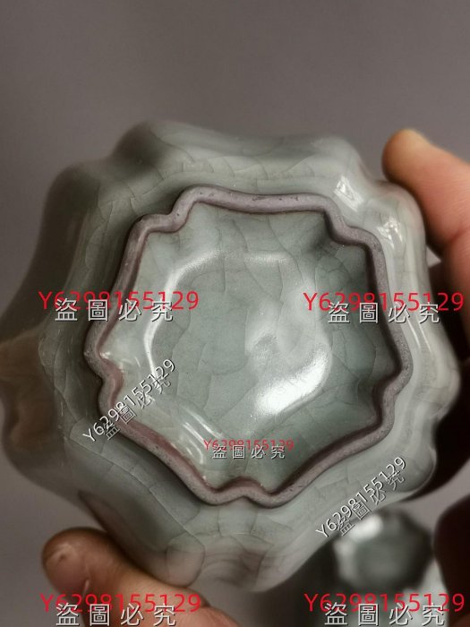 宋官窯開片六方倭角杯，高5.5cm口徑8.5cm，青釉瑩潤，開片自然，制式