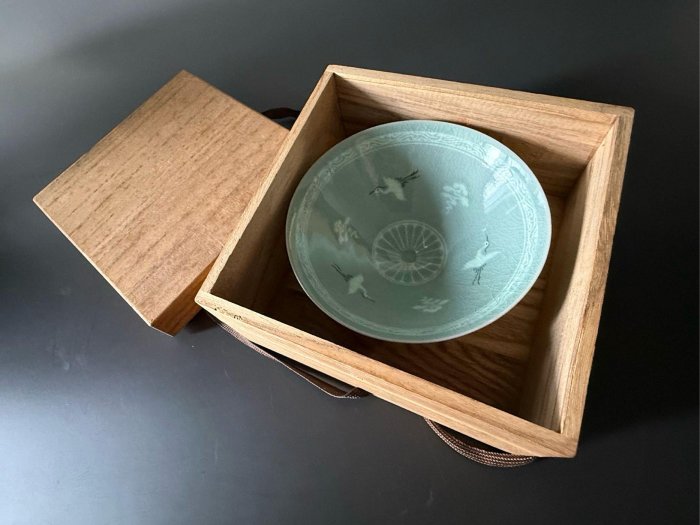 真品現貨】韓國名家抹林窯李奇休（玄）作高麗青瓷鑲嵌雲鶴紋茶碗附原裝