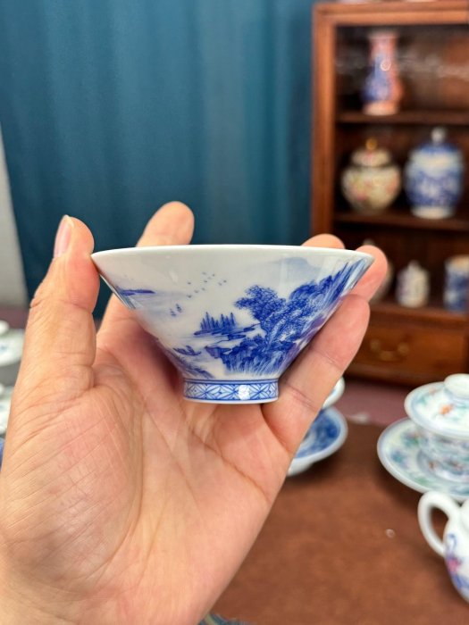 嚴選景德鎮手工青花山水斗笠品茗杯，杯內外精心繪製，賞心悅目推薦收藏