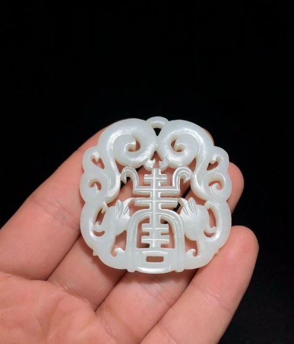 嚴選明清和田白玉雙龍佩，質地純淨密度高，雕刻工藝精湛圓潤，適合收藏