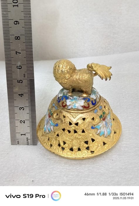 景泰藍銅胎獅子蓋，細膩掐絲琺瑯工藝，生動獅像與雕花蓋搭配彩繪花卉