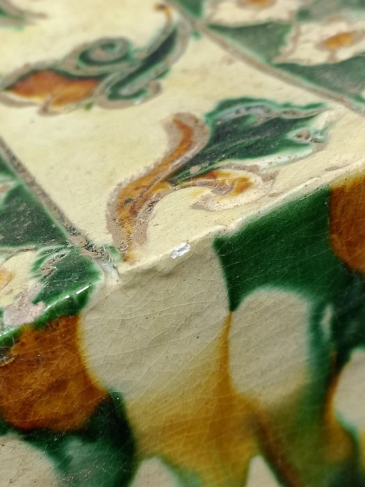 唐三彩脈枕　陶器 唐三彩脈枕，釉色豐富，帶有花卉圖案，尺寸：長12.8cm，寬10cm，高7cm