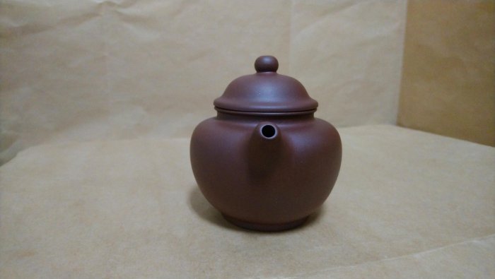 早期80年代宜興紫砂壺，一廠/掇只壺/紫泥，目視約150cc，底款/中國宜興