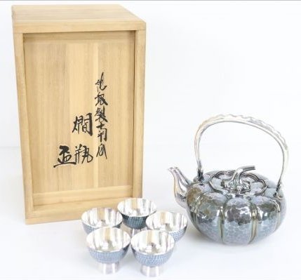 日本國寶級金工名家(松榮堂)純銀茶器豆莢提把南瓜型銀壺.銀杯六件組共
