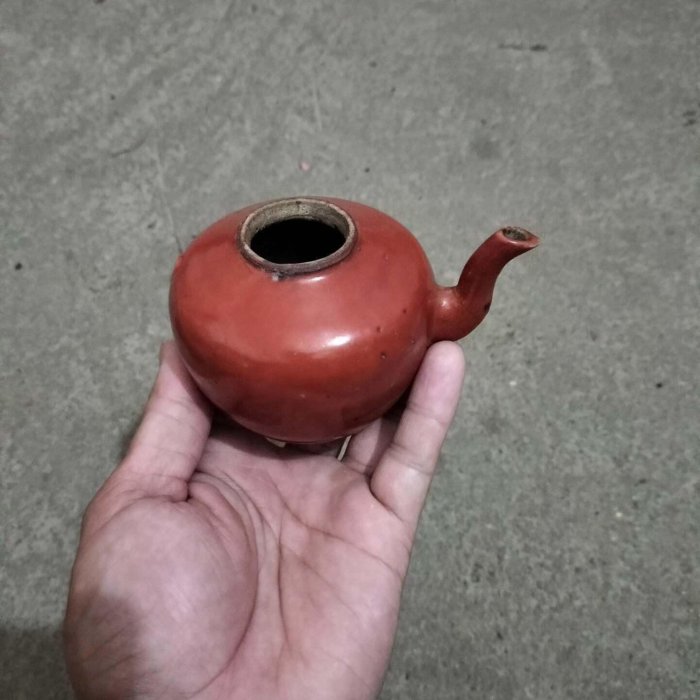 嚴選民國時期珊瑚紅描金小執壺殘件，尺寸精巧品相佳，值得收藏。 珊瑚