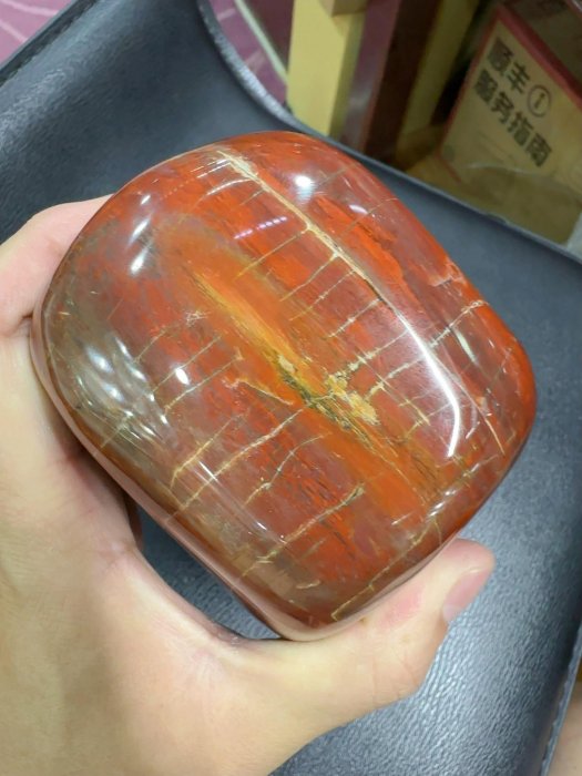 嚴選天然樹化玉原石，重達3.3公斤，木化玉與硅化木完美融合，紅色品相