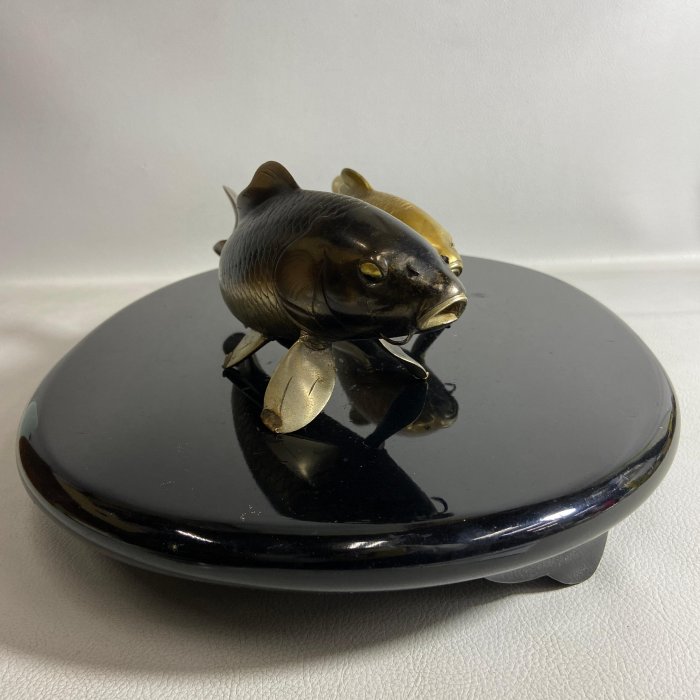 古玩輕鬆拍】老日本昭和年岩坪信光作鎏金雙鯉魚鑄銅置物/吉祥擺