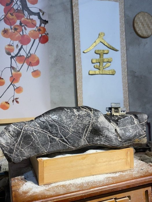 嚴選靈璧石磬天然原石，山水造型伴美紋理，適合魚缸造景擺放，音色晶瑩