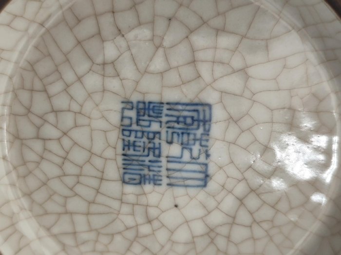 清代乾隆年仿哥窯弦紋瓶，全品無瑕，高30公分，直徑13公分，釉面細膩勻