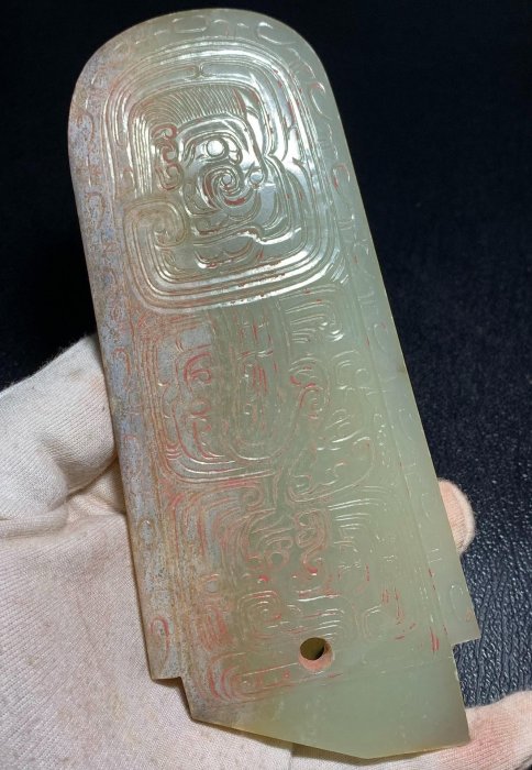 古玉老玉高古玉之西周龍人紋玉圭和田白玉灰皮土沁玉料油潤細膩沁色漂亮