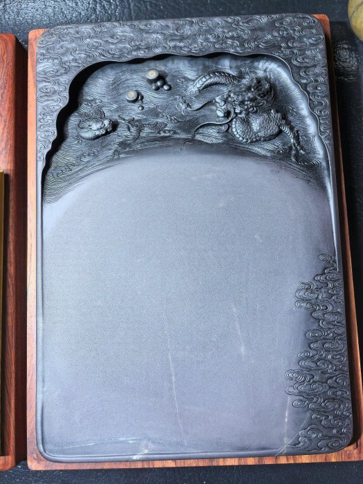 嚴選國非遺端硯巨作，程文大師親制11㎝蒼龍海硯，石質細膩玫瑰紫天青火