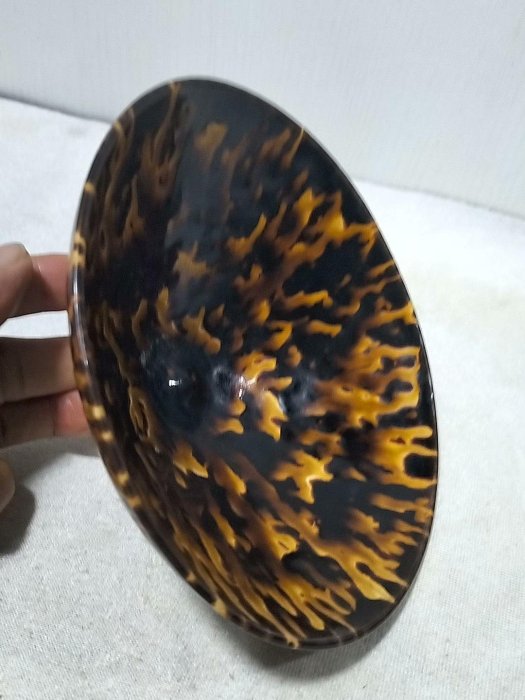 嚴選宋代吉州窯虎紋斗笠碗，釉色黑黃斑駁獨特，胎質細膩底部有款識