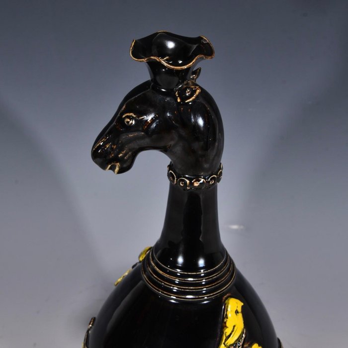 宋定窯黑釉堆塑花鳥紋馬瓶，高31釐米，直徑14釐米，2303 建窯瓷器官窯