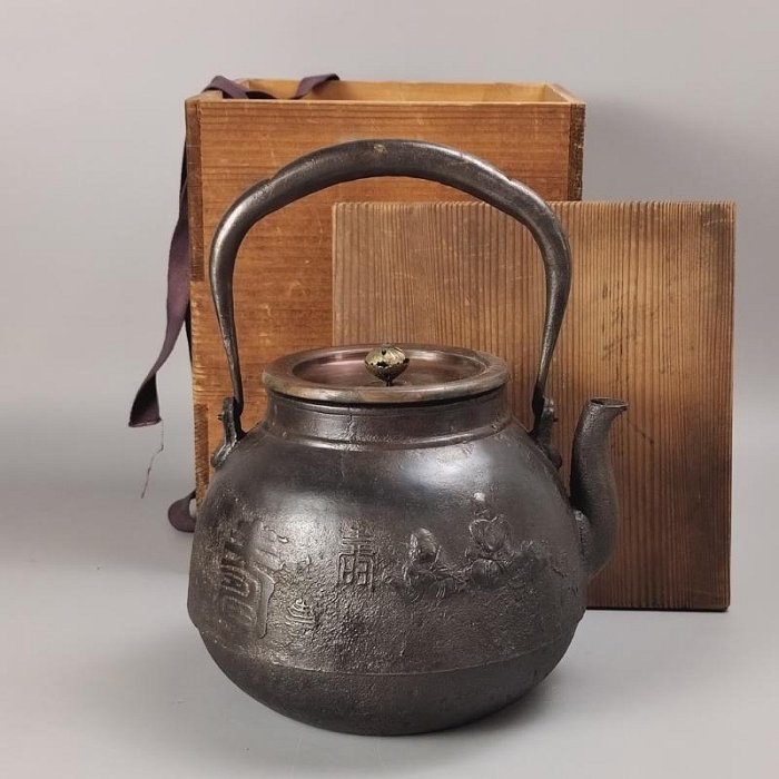 BS990 龍文堂 大國造 鉄瓶 身在印 花草魚紋 銅蓋 煎茶道具