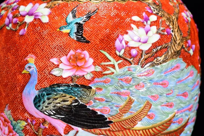 清乾隆年漆紅釉雕刻粉彩孔雀牡丹紋雙耳描金瓶33*17m4000457 瓷器青花粉