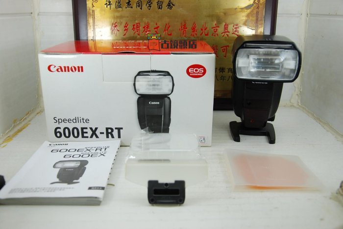 97新 佳能 600EX-RT 閃光燈 原 外接專業機頂燈 TTL動同步 可置換 物件情況閃光燈含底座只是為立起來方便拍用）肥皂盒包裝盒說明書； 閃光燈成色