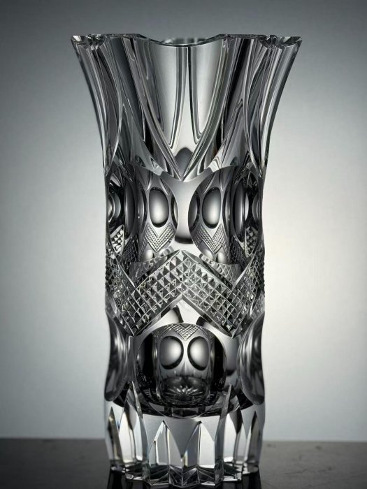 嚴選Hoya豪雅MUSEUM CRYSTAL高端水晶花瓶，稀有大切面切割，尺寸高25cm