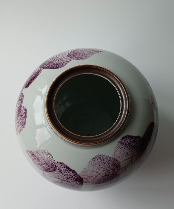 九谷燒葉紋花瓶嚴選中村陶志人手工創作，器型大氣倍顯風采。 九谷燒