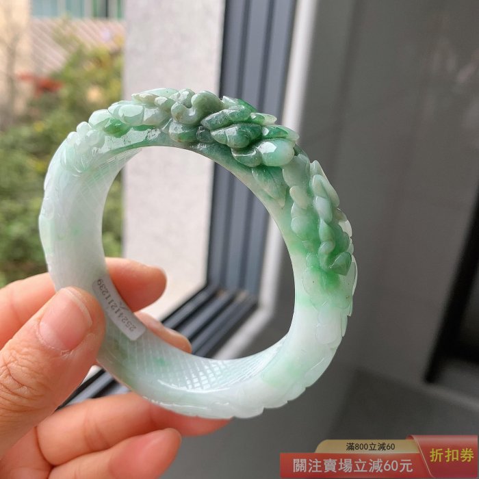 本翡翠、天然無処理A貨翡翠　開花富貴　手彫り 天然翡翠A貨飄綠雕花手鐲寬版厚裝雕刻花開富貴圖案底莊干凈綠色色辣越