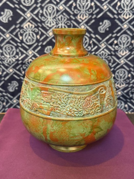 嚴選日本金工名家能作吉秀斑紫銅花瓶，手工鏨刻梅蘭竹菊，全品相好