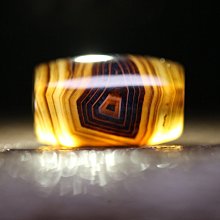 全玉化金糖色藍沁方眼圖騰剁珠一枚尺寸22.7X14.1MM 瑪瑙天然圖騰絕美
