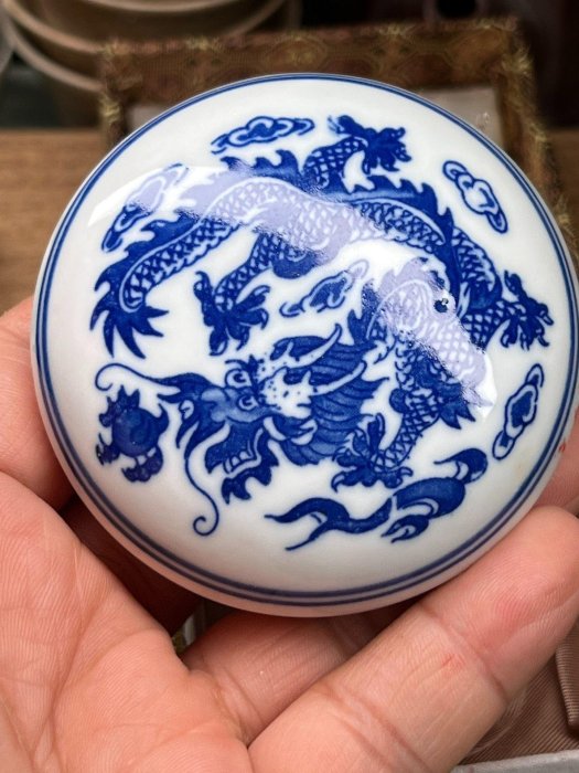 西泠印社嚴選乾隆年制青花龍紋印泥盒，直徑7cm，附原裝錦盒與朱砂印泥