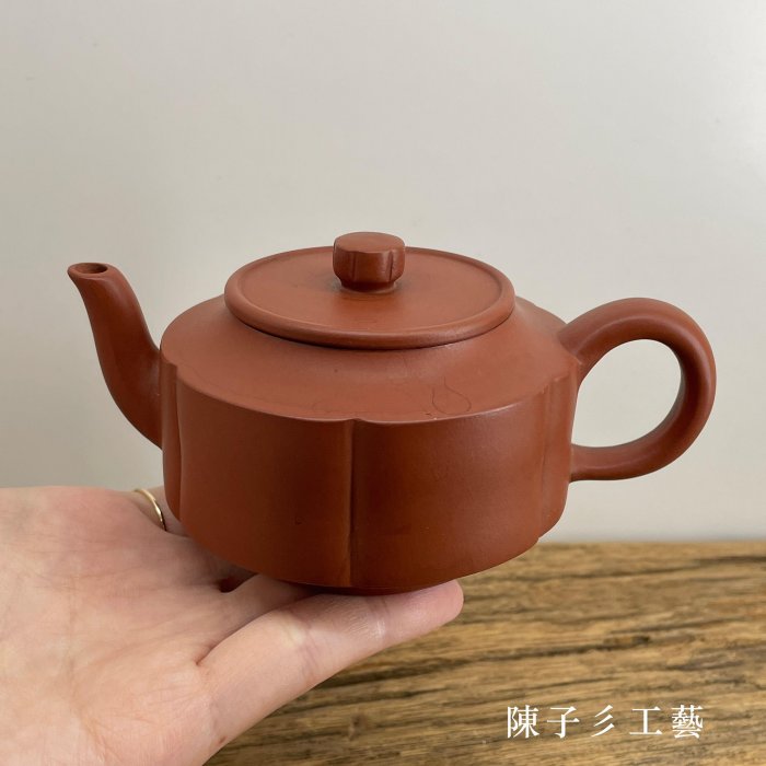 陳子彡】A174[ 梅花壺陳新妹早期有小缺口便宜售七孔約150cc] 中國宜興