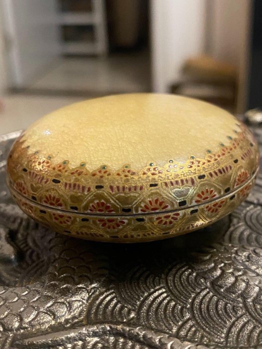 嚴選薩摩掐絲鑲嵌老工藝印泥盒，象牙黃包? mascara 包漿瓷油光5.8cm 白