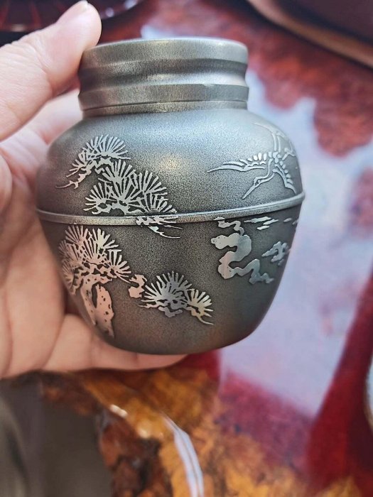 嚴選日本薩摩正錫巖切茶葉罐，松竹梅紋飾精美，實心純錫製造，完美密封
