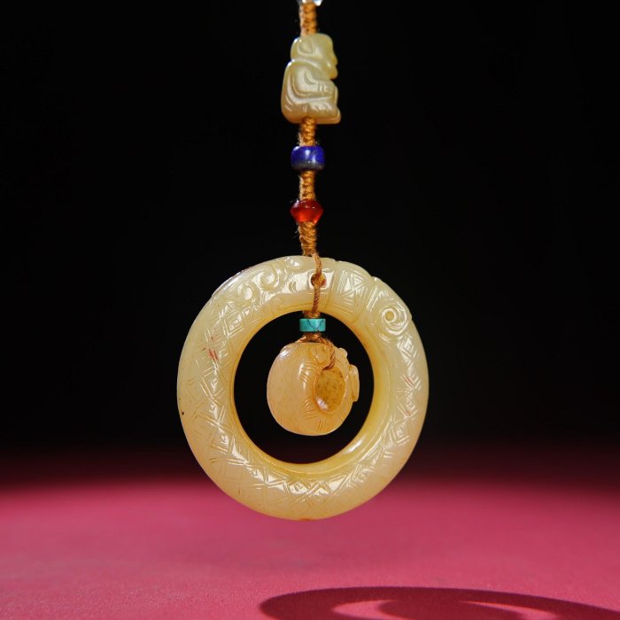 臻品旧藏，和田玉龙环，。包浆厚重，沁色入骨，工艺精湛，犀利民藏绝佳
