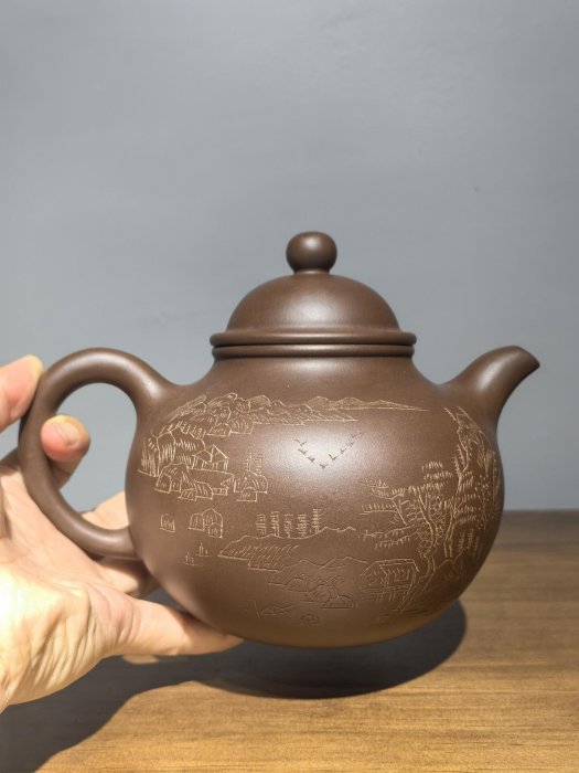 嚴選名家周桂珍大掇只紫砂壺，石泉手工刻繪，1000毫升容量，多孔設計流