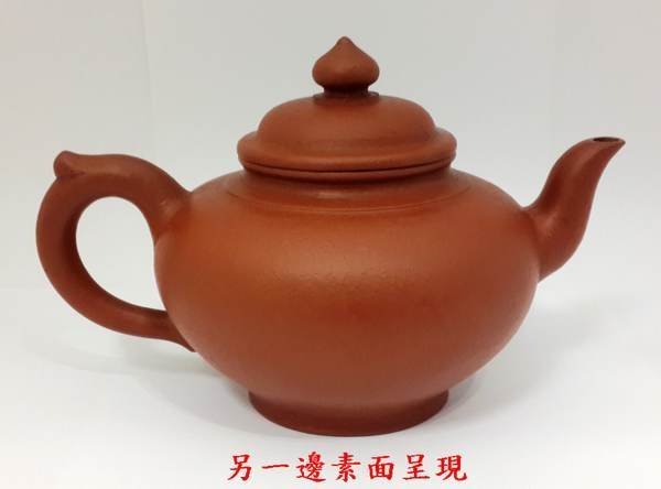 早期手工朱泥老壺,三刀法,落款中國宜興,周桂珍,七一年制,把手有印淋熱