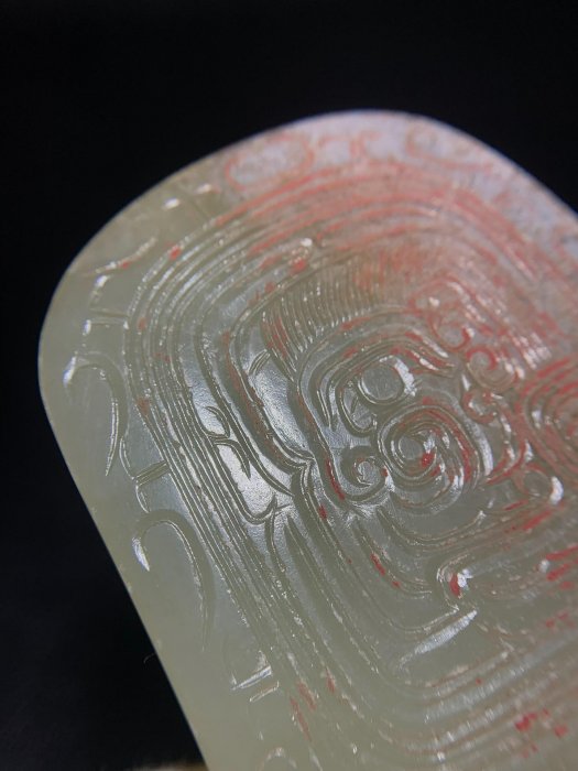 古玉老玉高古玉之西周龍人紋玉圭和田白玉灰皮土沁玉料油潤細膩沁色漂亮