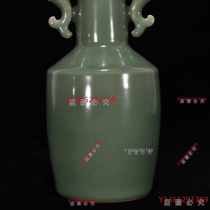 宋龍泉窯梅子青釉乾陵題詩文雙魚盤口瓶，高26厘米，直徑10厘米. 舊藏