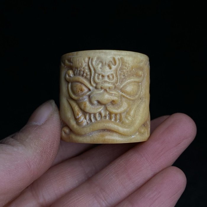 花梨木扳指盒內珍藏刻工扳指扳指盒尺寸：直徑5.2公分高6.8公分8不古玩