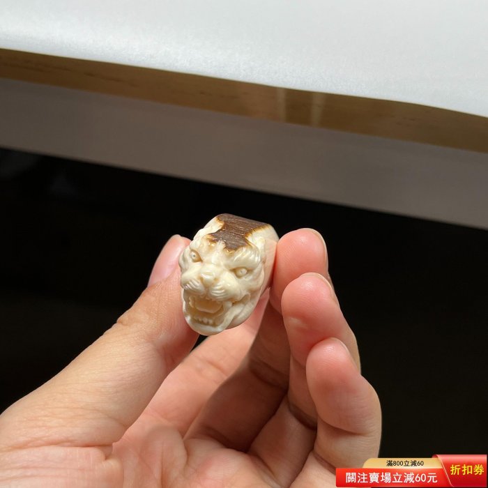 天然猛犸象牙雕刻虎牙尖，造型生動傳神，張口怒目，威嚴霸氣！尺寸約7