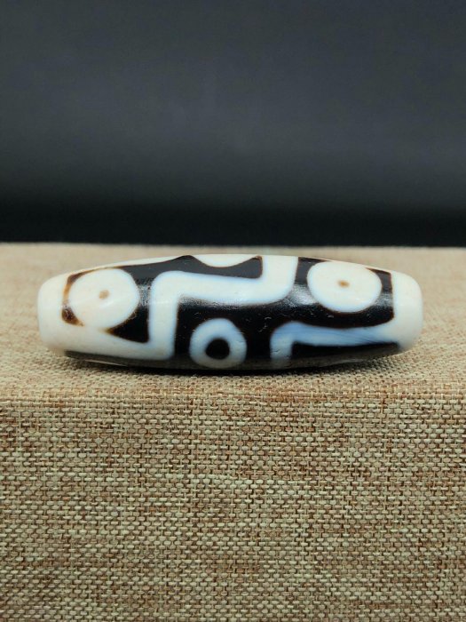 嚴選罕見藏傳瓷白九眼天珠，對孔45.9mm，直徑14.5mm，高油潤肉強光不透