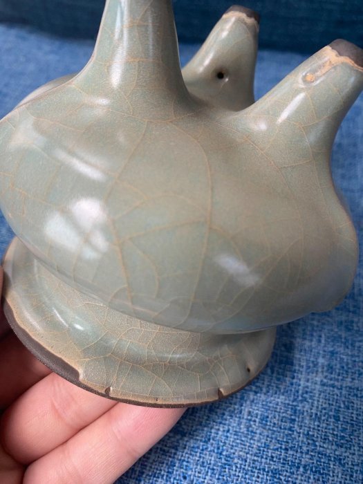 南宋官窑三足香炉，釉色迷人，黑胎底足，精品收藏推荐，高9.8cm口径9.8